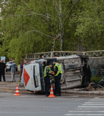 Збив світлофор та перекинувся на бік: у Дніпрі водій «Нової пошти» спричинив ДТП