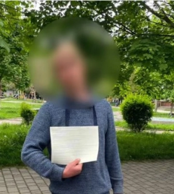 У Рівному чоловік зламав дорожній знак