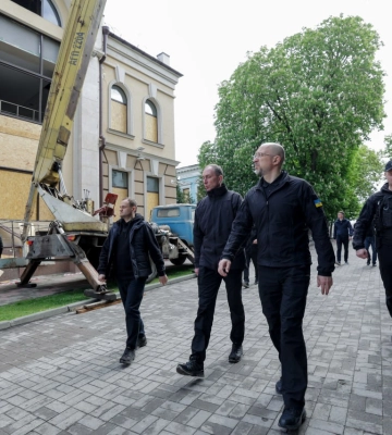 Шмигаль разом із урядовцями вшанували у Сумах пам’ять загиблих внаслідок удару РФ 13 квітня