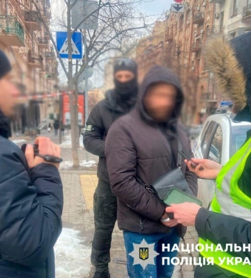 У Києві працівник міграційної служби за $750 обіцяв іноземцю посвідку на проживання в Україні