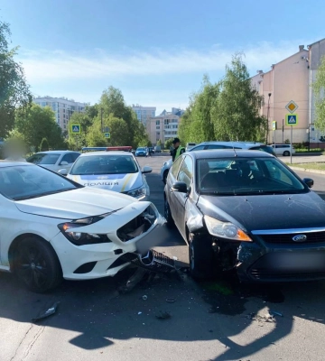 У Луцьку сталася аварія: Mercedes не надав перевагу Ford