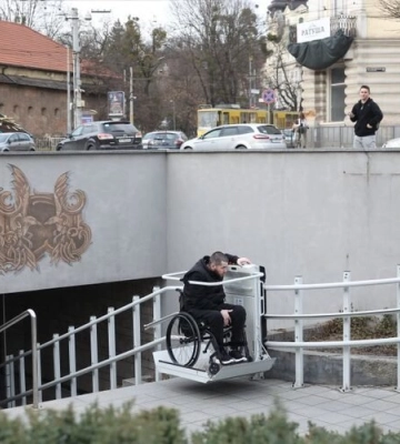 У центрі Львова пошкодили підйомник для людей з інвалідністю