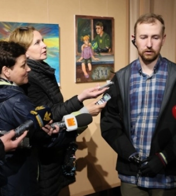 У Франківську ветеран, який втратив на війні руки, відкрив виставку своїх картин