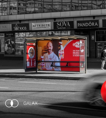 Креативна зупинка в центрі Києва: Megapolis+ і GALAX показали, як працює нестандартна реклама