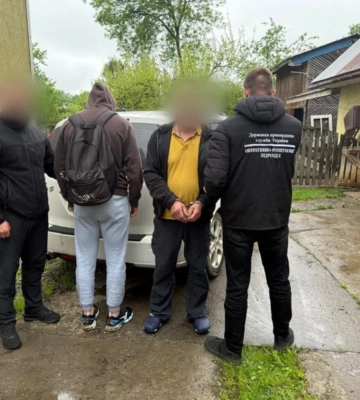 Закарпатець планував підзаробити на переправленні через кордон чоловіка з Дніпра