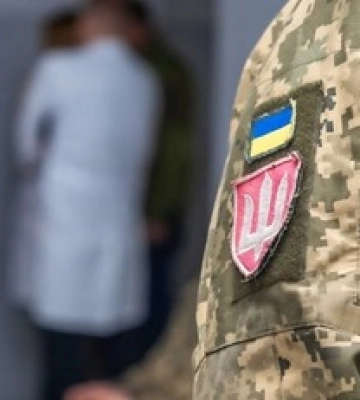 У Хмельницькому ТЦК чоловік після проходження комісії вистрибнув з другого поверху: що відомо