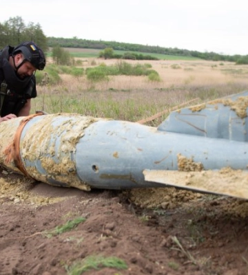 На Харківщині сапери знешкодили авіаційну бомбу КАБ-500, яка впала і не розірвалася