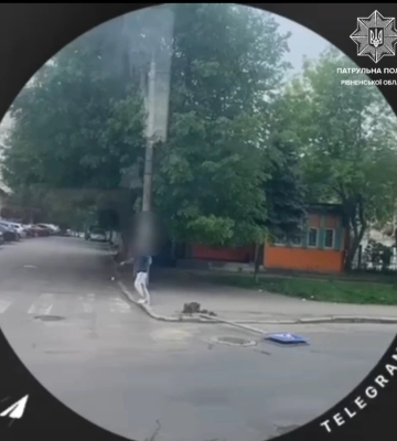 У Рівному чоловік зламав дорожній знак