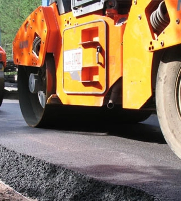 У Львові і Винниках капітально відремонтують дороги і тротуари. Названо які саме й суми