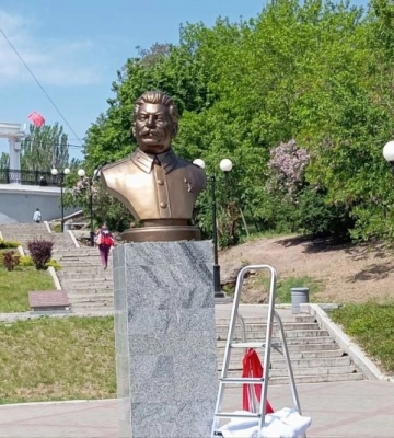 Реваншизм и культ личности: во временно оккупированном Мелитополе россияне установили памятник Сталину 