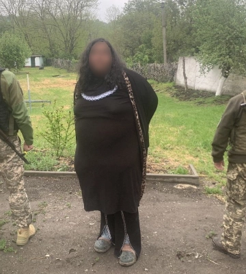 У Кельменцях біля кордону з Молдовою затримали 26-річного чоловіка в жіночому одязі