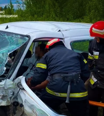 ДТП під Львовом: рятувальники вирізали водія з понівеченого авто, - ФОТО
