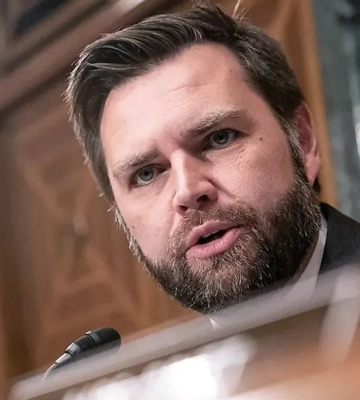 &quot;Мы пытаемся завершить войну&quot;: Вэнс о российском ударе по американскому заводу в Мукачево
