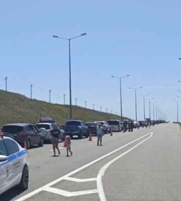 Перед Керченским мостом на выезде из Крыма в очередях скопилось почти 500 автомобилей