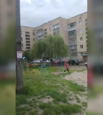 Парадокси воєнного часу. Атака дронів, стрільба і дитина на гойдалці: відео з Василькова Парадокси воєнного часу. Атака дронів, стрільба і дитина на гойдалці: відео з Василькова