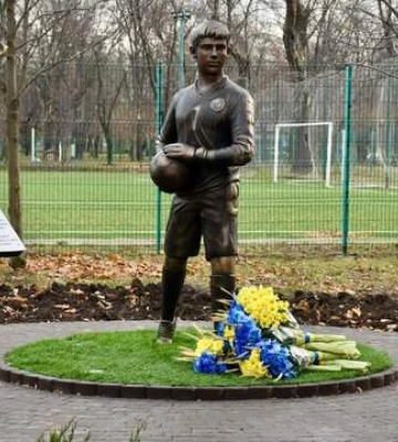 Памятник украинскому голкиперу Степану Чубенко эвакуировали из Краматорска