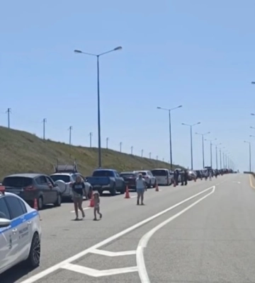 Перед Керченським мостом на виїзді з Криму в чергах зібралося майже 500 автомобілів