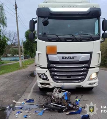 На Полтавщині мотоцикліст потрапив під колеса вантажівки DAF (ФОТО) На Полтавщині мотоцикліст потрапив під колеса вантажівки DAF (ФОТО)