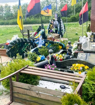 На Рівненщині вандали потрощили могили захисників України