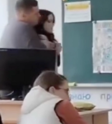 У Рівному школярка після зауваження вдарила вчителя циркулем у плече