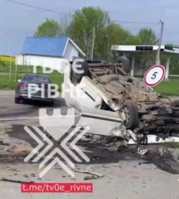 В Острозі після ДТП авто розлетілося на деталі