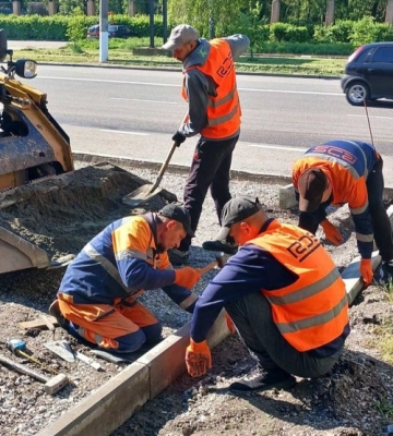 На вулиці Євгена Тельнова у Кропивницькому ремонтують зупинки 
