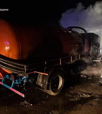 Біля приватного сектору спалахнула вантажівка