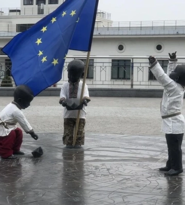 У столиці скульптури малюків-засновників Києва переодягли з нагоди Дня Європи