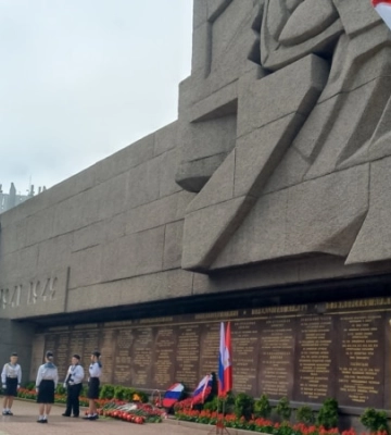 В Севастополе и Симферополе власти РФ возложили цветы у мемориалов по случаю Дня победы. Массовых мероприятий проводить не будут В Севастополе и Симферополе власти РФ возложили цветы у мемориалов по случаю Дня победы. Массовых мероприятий проводить не будут