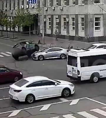 Поліція показала відео перекидання авто на бульварі Шевченка і назвала причину аварії