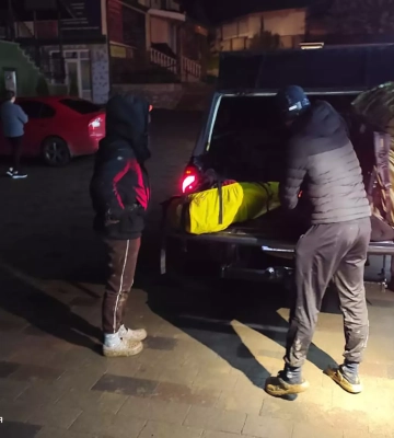 Рятувальники надали допомогу двом туристам у Карпатах
