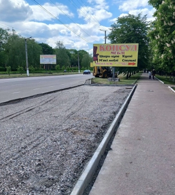 На вулиці Євгена Тельнова у Кропивницькому ремонтують зупинки 