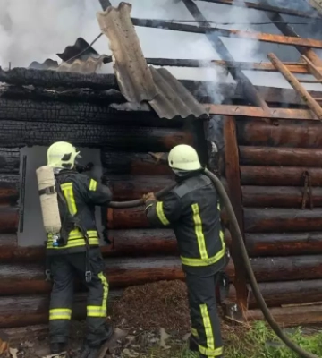 На Франківщині горіли господарські споруди — на згарищі виявили тіло людини