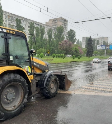 В Одесі для ліквідації можливих підтоплень під час дощу комунальники вивели спецтехніку