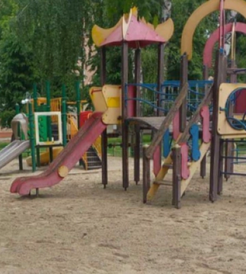 Поламані гірки та відсутнє покриття: у Черкасах просять відремонтувати дитячий майданчик