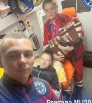 На Рахівщині медики швидкої прийняли екстремальні нічні пологи в авто