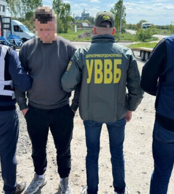 25-річного мешканця Львівщини затримали під час передачі 4,6 тис. доларів прикордоннику