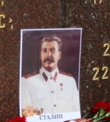 9 мая в Севастополе: портрет Сталина у Вечного огня, гуляние в центре, катание детей на «Искандерах» 9 мая в Севастополе: портрет Сталина у Вечного огня, гуляние в центре, катание детей на «Искандерах»