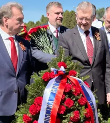 Посол РФ у Польщі поклав квіти до пам’ятника радянським військовим під вигуки «терористи»