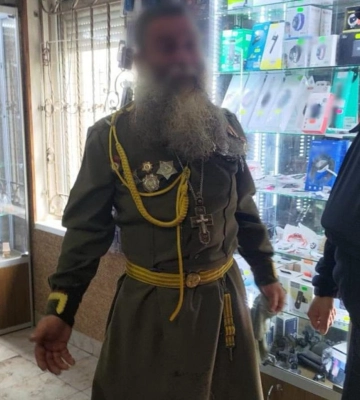На Закарпатті священник УПЦ МП розгулював селищем у радянській формі - його затримали