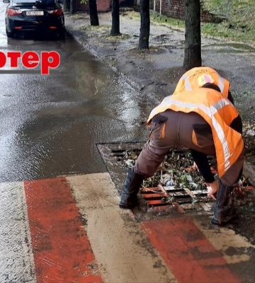 Вулиці пішли під воду: на Дніпропетровщині через зливу стався потоп