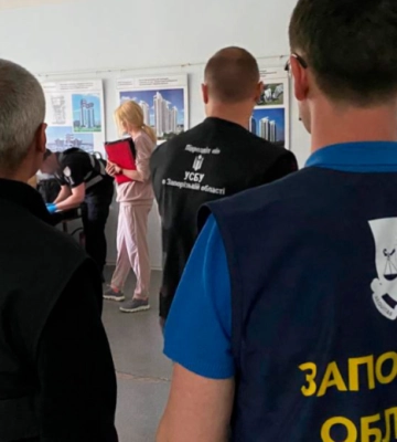 У Запоріжжі поліцейські викрили трьох чоловіків, які отримали 5500 доларів хабаря за дозвільні документи