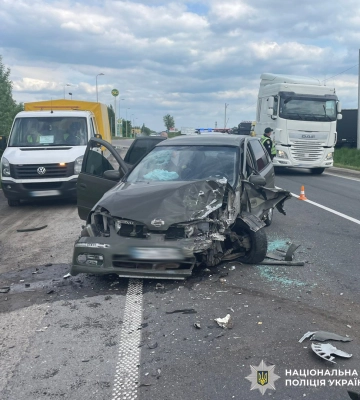 На Львівщині внаслідок зіткнення на трасі двох автомобілів постраждав один із водіїв. ФОТО