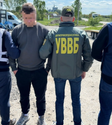 25-річного мешканця Львівщини затримали під час передачі 4,6 тис. доларів прикордоннику