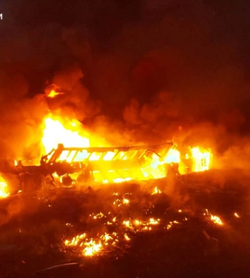 На Сумщині рятувальники ліквідували масштабну пожежу, яка виникла в результаті ДТП: загинули двоє водіїв