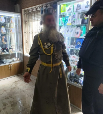 На Закарпатті священник УПЦ МП розгулював селищем у радянській формі - його затримали