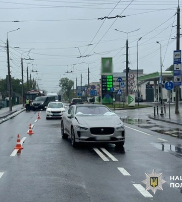 У Чернівцях необачний пішохід потрапив під «Jaguar», яким кермував 19-річний юнак