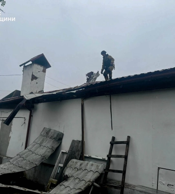 У Білопіллі рятувальники приборкали загоряння, яке сталося внаслідок ворожого влучання