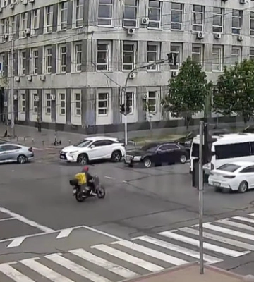 У Києві сталася ДТП з перекиданням — момент аварії потрапив на відео
