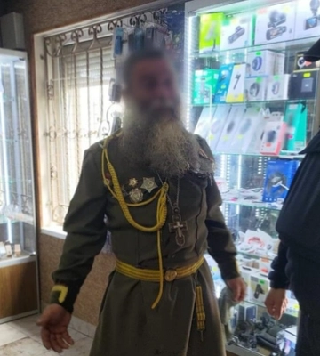 На Закарпатті священник УПЦ МП розгулював селом у «радянській» формі 